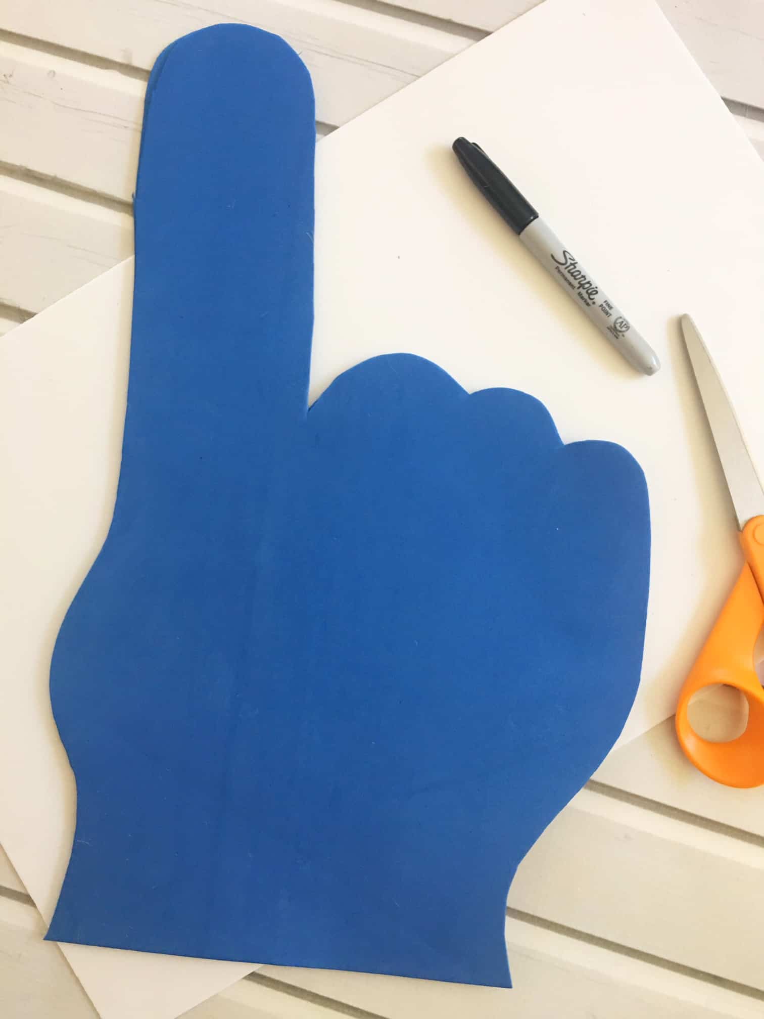 Make your own Foam Finger with these easy DIY instructions! GO TEAM GO!
