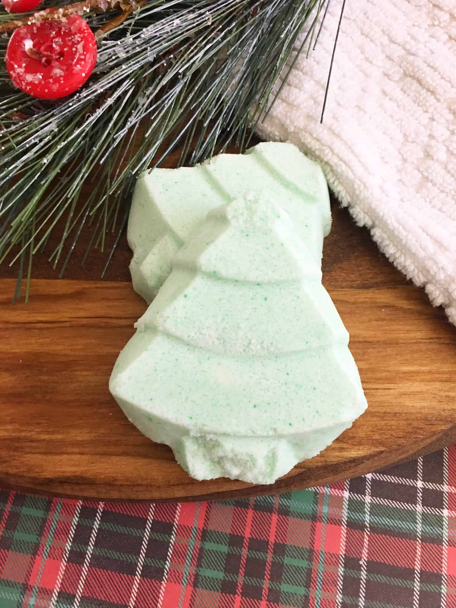 The best bath bomb recipe and a LUSH copycat! Learn how to make the best DIY bath bombs recipe easy that is great for pampering yourself or homemade gifts!